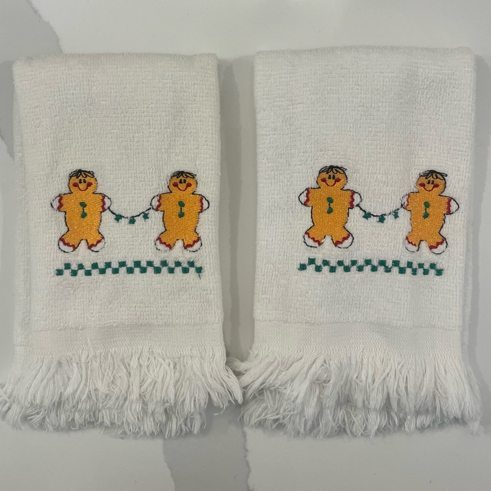 Gingerbread Embroidered White Fingertip Towel Set